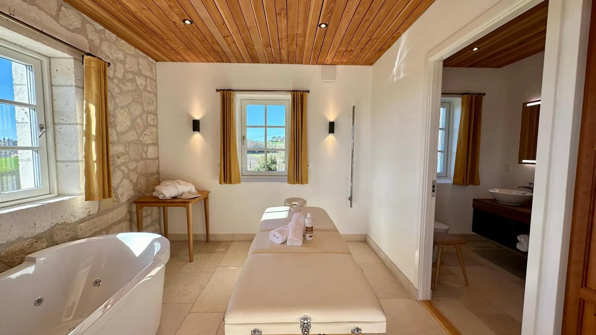 Chateau Lecusse - La Grande Roche - Hotel, Spa, Boutique & Restaurant Broze Szálloda